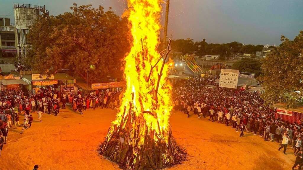 ब्रज का फालैन गांव: जहां होलिका दहन में पुजारी सकुशल पार करता है जलती आग