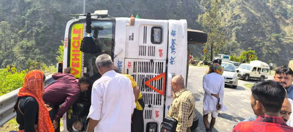 उत्तराखंड: गंगोत्री जा रही तीर्थयात्रियों से भरी बस पलटी, 8 घायल