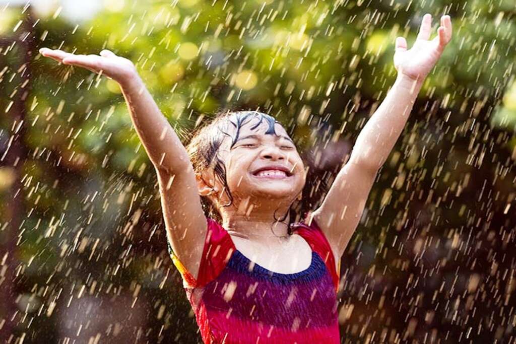 बारिश में नहाना फायदेमंद, विशेषज्ञों ने बताया आसमान से गिरे ‘अमृत’ से मिलते हैं अनगिनत फायदे