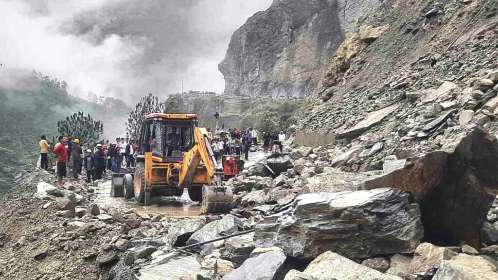 उत्तराखंड: चमोली में बदरीनाथ हाईवे बंद, 500 यात्री फंसे,  उत्तरकाशी में हर्षिल झील बनी चुनौती