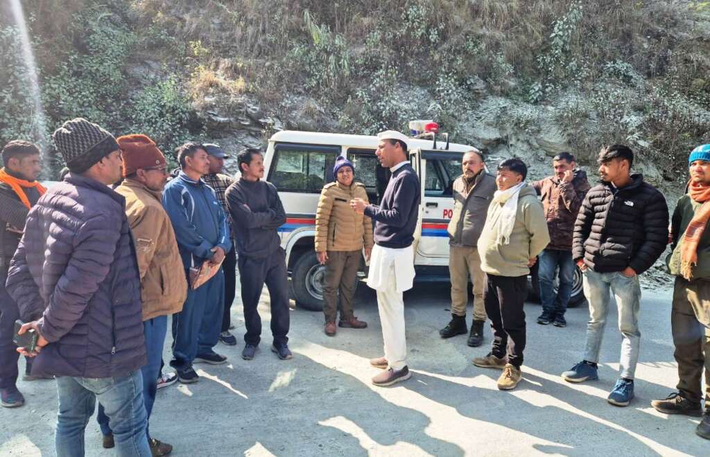 BREAKING NEWS: ओखलकाण्डा में सड़क किनारे मिला शव, हत्या की आशंका से हड़कंप