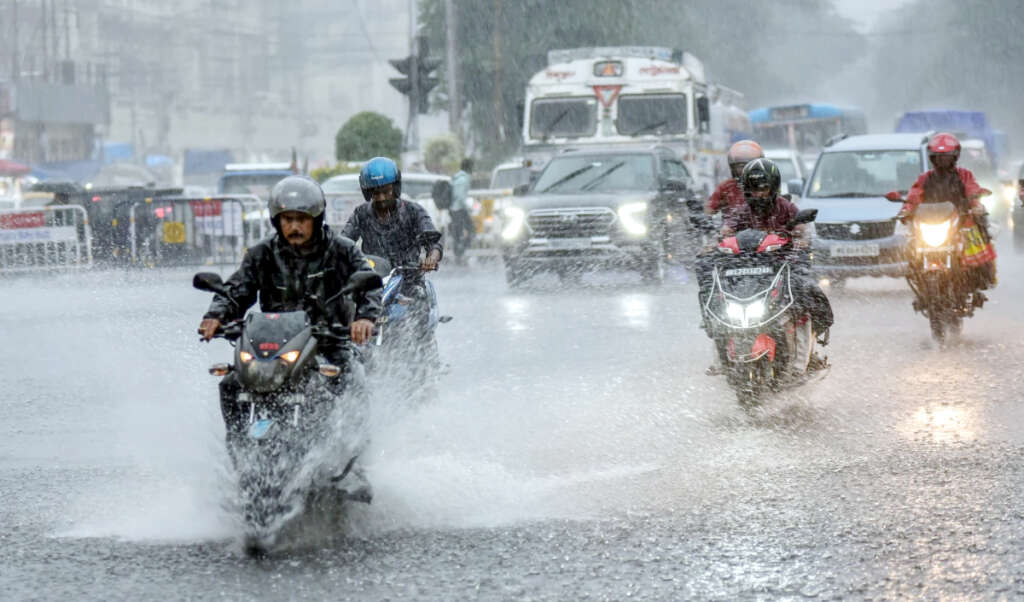 दिल्ली-एनसीआर में बारिश से बदला मौसम का मिजाज, तेज हवाओं संग बढ़ी ठंड और सुधरी हवा