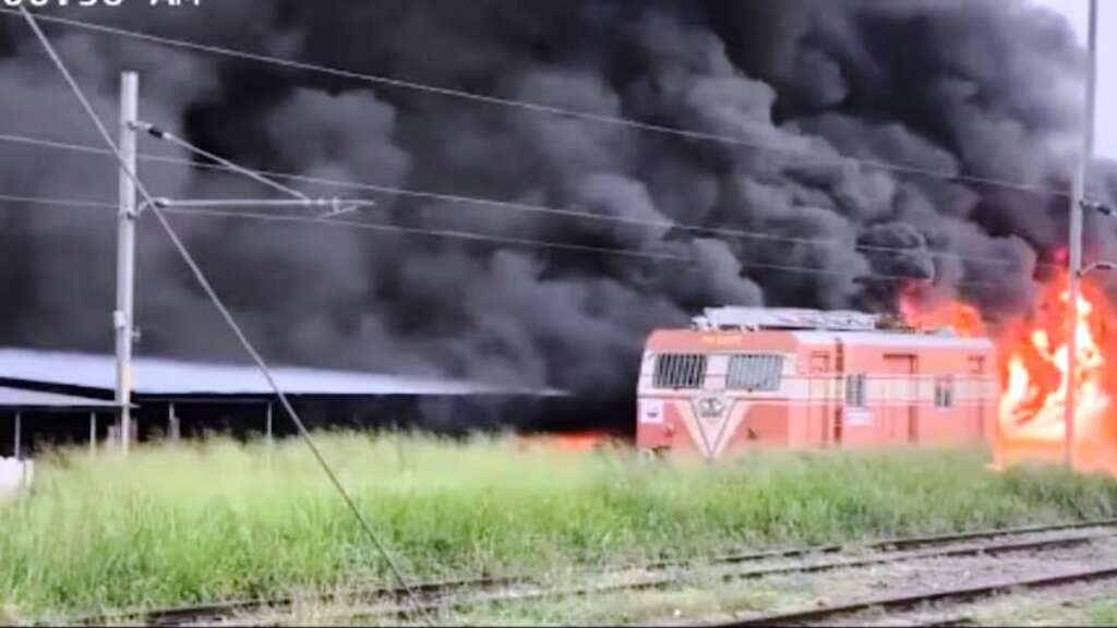 त्रिशूर रेलवे स्टेशन पर भीषण आग: दोपहिया पार्किंग में खाक हुए 200 से अधिक वाहन, यात्रियों में अफरा-तफरी