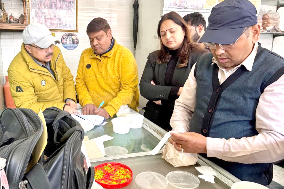 Uttarakhand: दही में मिले कॉकरोच और मच्छर, 25 किलो नष्ट, संचालक को 14 दिन में जवाब देने का नोटिस