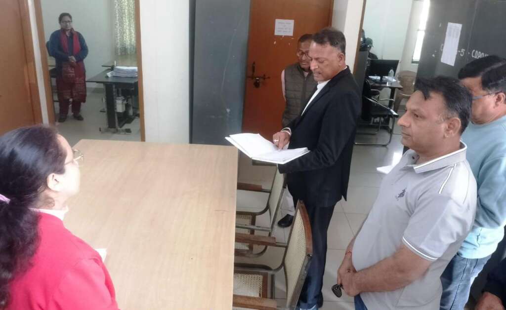 सीडीओ का हल्द्वानी ब्लॉक में छापा, गैरहाजिर कर्मचारी पर कार्रवाई, मेडिकल अवकाश पर गए VDO पर सख्ती