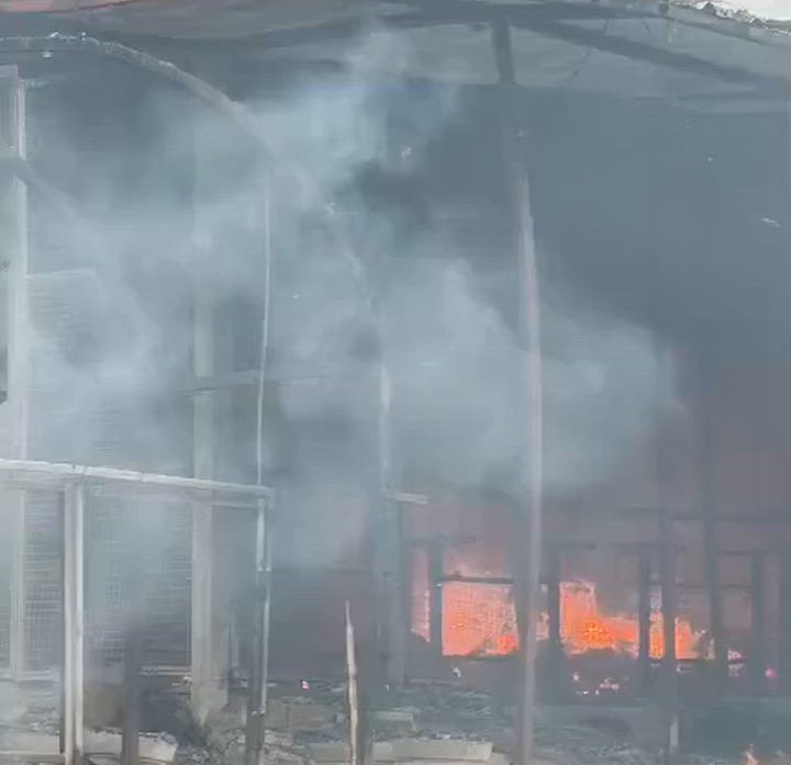 Uttarakhand: आकाशीय बिजली से रेस्टोरेंट में लगी भीषण आग, सिलेंडर फटने से मची अफरातफरी