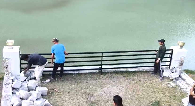 Nainital: खुर्पाताल में अतिक्रमण पर चला बुलडोजर, प्राधिकरण की टीम ने हटाए अवैध कब्जे