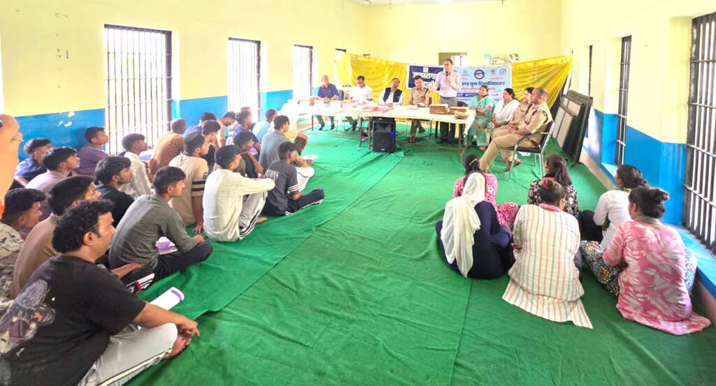 Haldwani: उपकारागार हल्द्वानी में शिक्षा की नई पहल, 17 कैदियों को बांटी गईं पुस्तकें
