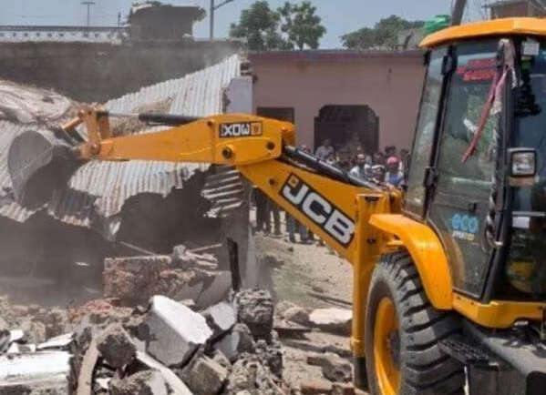 Uttarakhand: भाजपा नेता हत्याकांड…4 आरोपी गिरफ्तार, बुलडोजर कार्रवाई से गरमाया माहौल…तस्वीरें