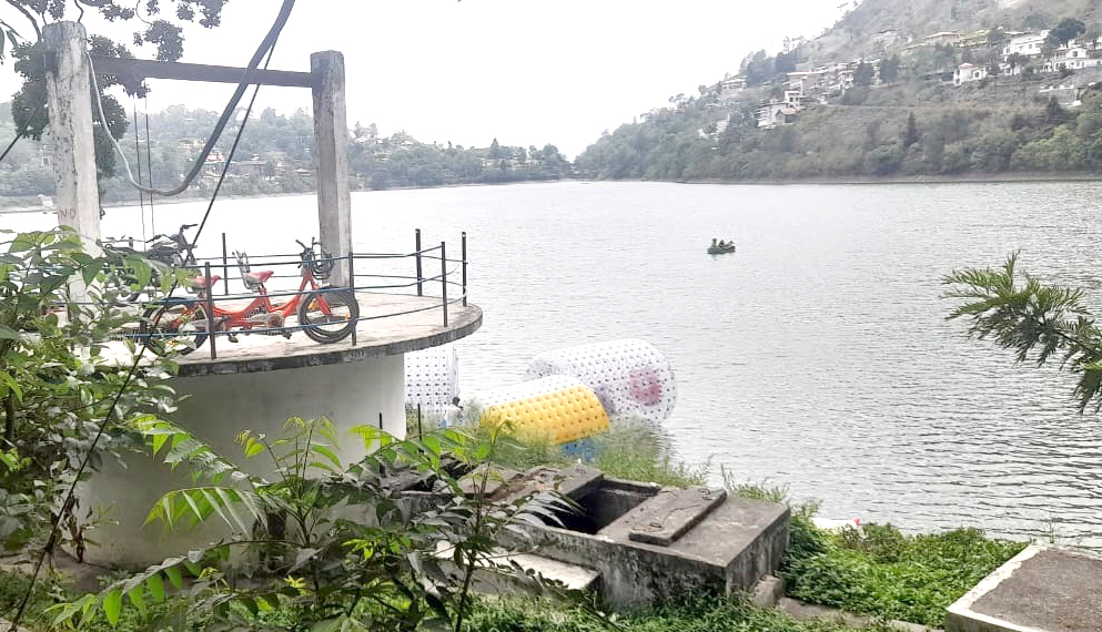 Nainital: भीमताल झील किनारे सीवर की दुर्गंध बनी बड़ी समस्या, स्थायी समाधान की उठी मांग