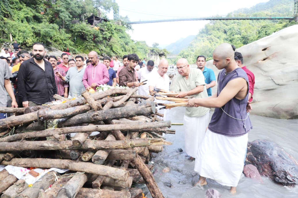 Haldwani: जिला सूचना अधिकारी गिरिजा शंकर जोशी को नम आंखों से दी अंतिम विदाई