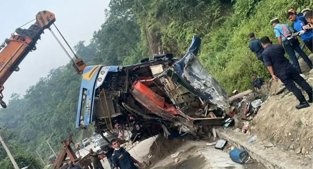 नेपाल में यात्रियों से भरी बस नाले में पलटी, छह की मौत…10 घायल